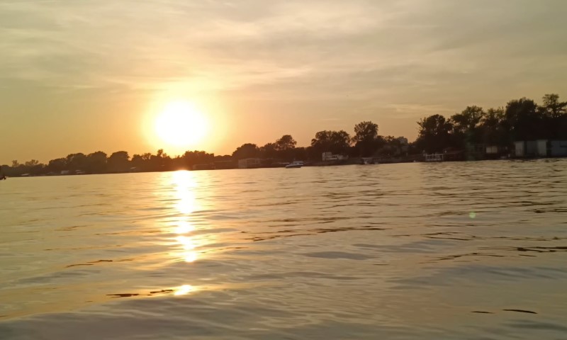 Pogled na zalazak Sunca iznad reke Sava