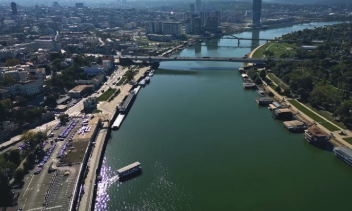 Pogled na reku Savu i Novi Beograd iz drona