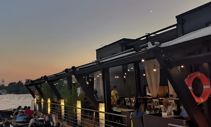 Restoran Crna maca u zalazak Sunca